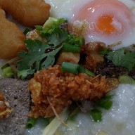 เมนูของร้าน หนุ่มเหล็กขูด ก๋วยจั๊บหมูกรอบ หนุ่มเหล็กขูด ก๋วยจั๊บหมูกรอบ