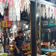 บรรยากาศ น้ำเงี้ยว ข้าวซอยป้านวลเจ้าเก่า