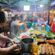 เมนูของร้าน ผัดไทครูแอ๊ด ตลาดเลียบรถไฟบางปะอิน