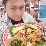 อิ่มกะเพราถาด ชั้น G กาดหลวงแอร์พอร์ต