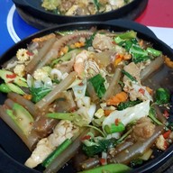 ใหญ่สุกี้กระทะร้อน วันทูทรี