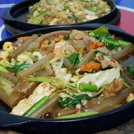 ใหญ่สุกี้กระทะร้อน วันทูทรี