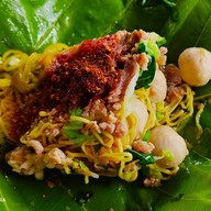 ก๋วยเตี๋ยวห่อใบตองตึง