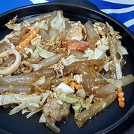 ใหญ่สุกี้กระทะร้อน วันทูทรี