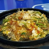 ใหญ่สุกี้กระทะร้อน วันทูทรี