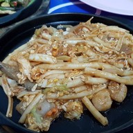 ใหญ่สุกี้กระทะร้อน วันทูทรี
