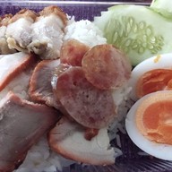เมนูของร้าน ปิงข้าวหมูแดงหมูกรอบ ถนนพุทธบูชา