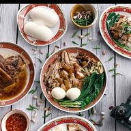 ขาหมูเฮีย ป. กะเพราพริกแห้ง,ข้าวหมูแดง เฮีย ป.