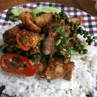 สังวาลย์หมูกรอบ