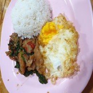 เมนูของร้าน 4 แยก 3 ย่าน ราดหน้าหมูนุ่ม