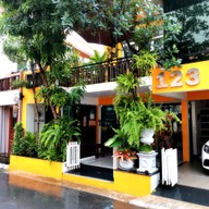 หน้าร้าน 123 Bangkok house & coffee เพชรบุรีตัดใหม่