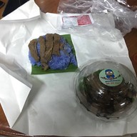 เนื้อทอดอาลีสูตรเด็ดอิสลาม (สาขาธรรมศาสตร์ท่าพระจันทร์) ใช้วัสดุเป็นมิตรต่อสิ่งแวดล้อม ปราศจากผงชูรส