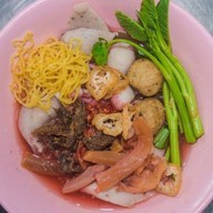 ก๋วยเตี๋ยวลูกชิ้นปลานายใบ้ ในปั๊มบางจากซอยวัดลาดปลาดุก