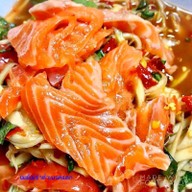เมนูของร้าน ส้มตำ ยำเบรคแตก , แซลมอนซาซิมิ By. เมย์เม่ สาขา1