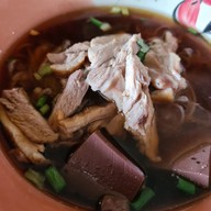 เมนูของร้าน ก๋วยเตี๋ยวเป็ดนายฮุย