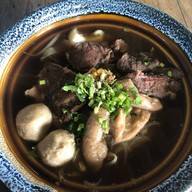 ก๋วยเตี๋ยวเนื้อโกเบ โรงเตี๊ยมสีแดง