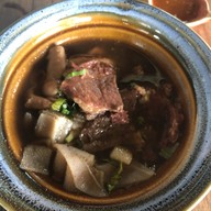 เมนูของร้าน ก๋วยเตี๋ยวเนื้อโกเบ โรงเตี๊ยมสีแดง