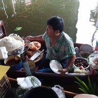 บรรยากาศ อ้วนข้าวหมูแดง