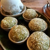 ขนมข้าวตอกตั้ง+เจลาโต้มะพร้าวอัญชัน