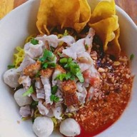 ออบะหมี่เกี๊ยวหมูแดงหมูกรอบ