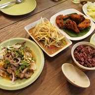 ส้มตำคลาสสิค The Beatles Station