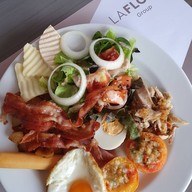 เมนูของร้าน SIRE Beachfront Restaurant เขาหลัก