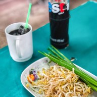 ยายรวมกับตาช่วยผัดหมี่โคราช