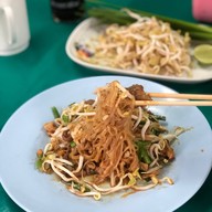 ยายรวมกับตาช่วยผัดหมี่โคราช
