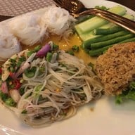 เมนูของร้าน คุ้มดำเนิน