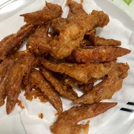 ปีกไก่เขย่าข้าวหมูทอด