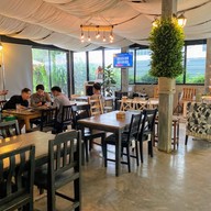 บรรยากาศ E.A.T. @ Khaoyai Bar & Bistro