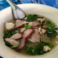 คุณจี๊ด ก๋วยเตี๋ยวหมูต้มยำโบราณ หมูสะเต๊ะ สนามม้าเจ้าเก่า