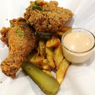เมนูของร้าน Henryfry Fried Chicken ไก่ทอด เจริญกรุง