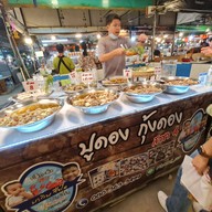 บรรยากาศ ตลาดนัดเลียบด่วนรามอินทรา