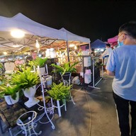 บรรยากาศ ตลาดนัดเลียบด่วนรามอินทรา