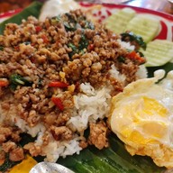 เมนูของร้าน เลียบด่วนกะเพราถาด อินดี้ กัลปพฤกษ์
