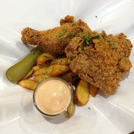 เมนูของร้าน Henryfry Fried Chicken ไก่ทอด เจริญกรุง