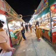 บรรยากาศ ตลาดนัดเลียบด่วนรามอินทรา