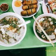 เมนูของร้าน คุณแดงก๋วยจั๊บญวน ถ.พระอาทิตย์