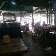 หน้าร้าน ต๊ะ บะหมี่เกี๊ยว  สำโรงใต้