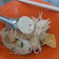 ฮ้งลูกชิ้นปลาเยาวราช ข้าวหมูแดง บะหมี่เกี๊ยว