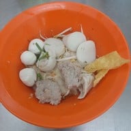 ฮ้งลูกชิ้นปลาเยาวราช ข้าวหมูแดง บะหมี่เกี๊ยว