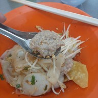 ฮ้งลูกชิ้นปลาเยาวราช ข้าวหมูแดง บะหมี่เกี๊ยว