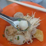 ฮ้งลูกชิ้นปลาเยาวราช ข้าวหมูแดง บะหมี่เกี๊ยว