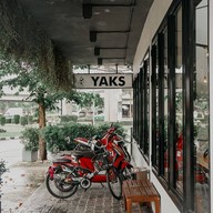 หน้าร้าน Yaks Coffee สี่แยกอรุณอมรินทร์ -