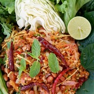 ยำแหนมคลุกข้าวทอด ยำวุ้นเส้นโบราณ Zablongdoo ตลาดบูรพา เพนียดช้าง