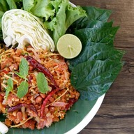 ยำแหนมคลุกข้าวทอด ยำวุ้นเส้นโบราณ Zablongdoo ตลาดบูรพา เพนียดช้าง