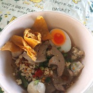 เมนูของร้าน ก๋วยเตี๋ยวหมูกำตังไข่ยักษ์ สูตรโบราณ รามอินทรา65 แยก2-2