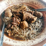 เมนูของร้าน ก๋วยเตี๋ยวเรือเจ๊แดง ประชาอุทิศ79
