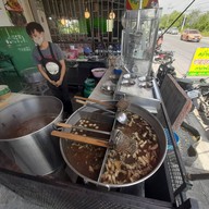 ก๋วยเตี๋ยวนายหมีประชาอุทิศ